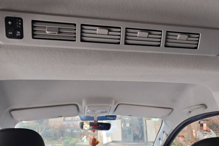 Used Jinbei Gold Hiace 2023 1.5L Passenger Van Travel Lion 5/6/7-Seater with Central Air Conditioning Headliner