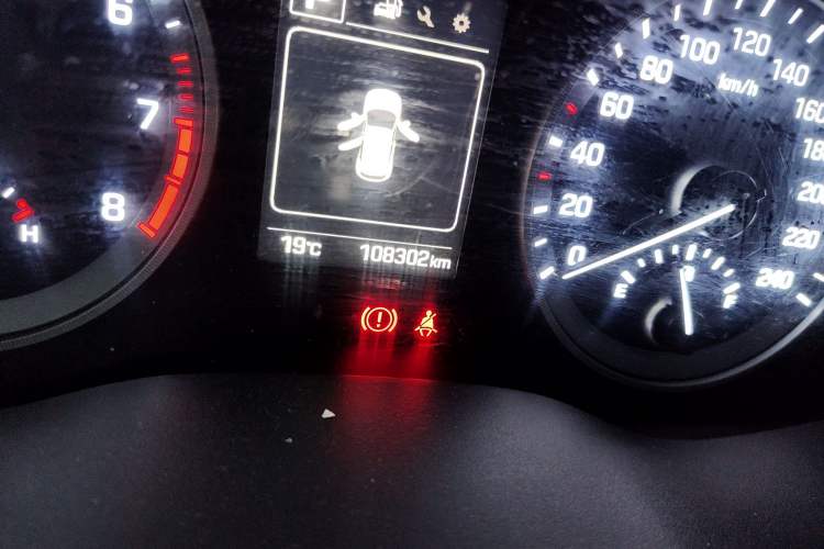 Used Hyundai Tucson 2015 1.6T Dual-Clutch Two-Wheel-Drive Smart Model Odometer Close Up