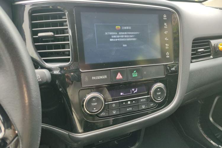 Used Mitsubishi Outlander 2019 2.4L 4x4 Zhi Xiang Edition 7 Seats China VI Standard Audio And AC Panel