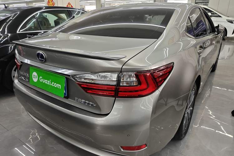 Used Lexus ES 2015 300h Comfort Edition
