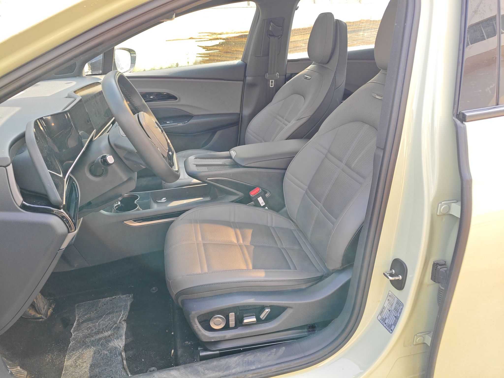 المقاعد الأمامية داخل السيارة