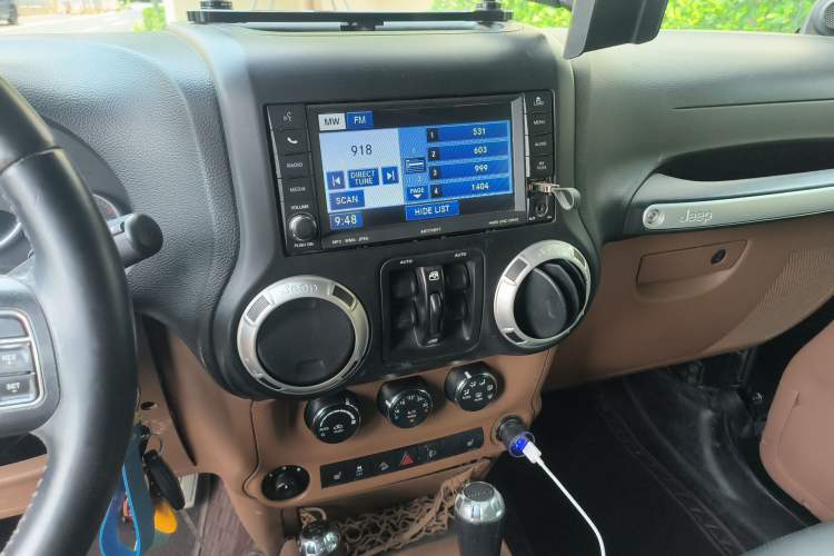 Used Jeep Wrangler 2012 3.6L Sahara Four-Door Edition Audio And AC Panel