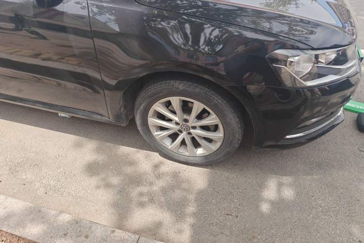 Used Volkswagen Lavida 2017 1.6L Automatic Comfort Edition Right Front Wheel Hub