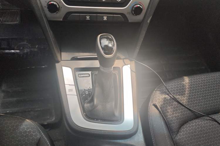Used Hyundai Elantra (6th Generation / Lingdong) 2016 1.6L Automatic ZhiXuan – Elite Version Gear Lever
