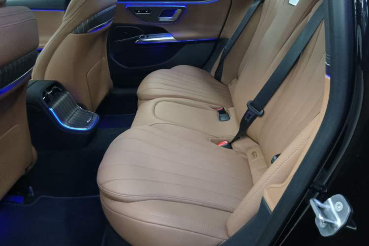 Used Mercedes-Benz E-Class New Energy 2024 E 350 e L Plug-in Hybrid Sedan Left Rear Seat