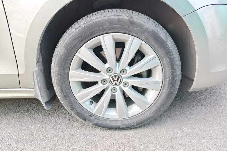 Used Volkswagen Sagitar 2014 Revised Version 1.4TSI Automatic Luxury Edition Right Front Wheel Hub