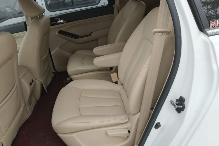 Used Baojun 730 2014 1.5L Manual Luxury Navigation ESP Version 7 Seats Left Rear Seat