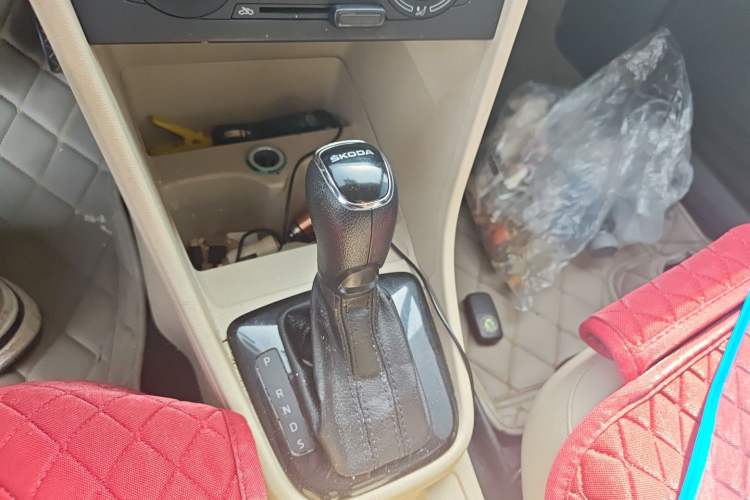 Used Skoda Rapid 2015 1.6L Automatic Smart Selection Model Gear Lever