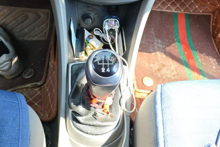 Used Hyundai Verna (older generation) 2014 1.4L Manual Smart GLS Trim Gear Lever