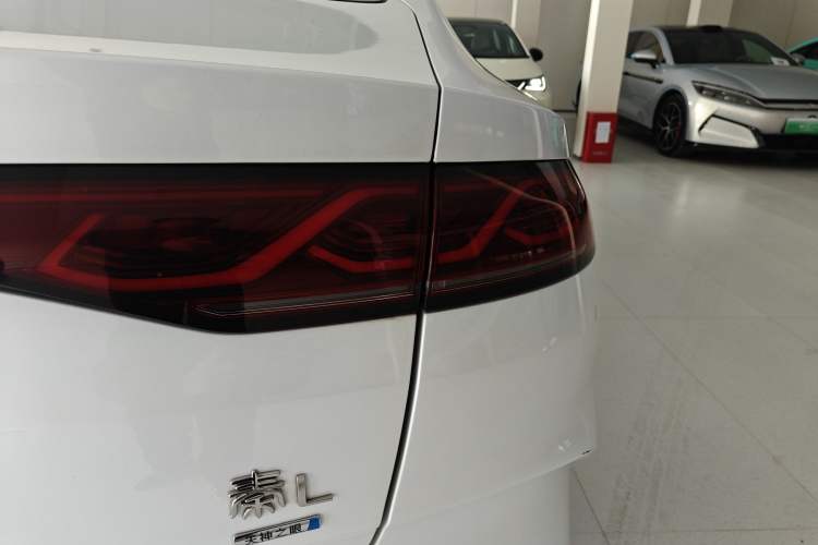 Used BYD Qin L 2025 DM-i Smart Drive 80KM Superior Model Right Rear Taillight