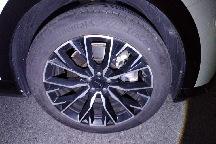 Used Zeekr 7X 2025 100 kWh Long-Range Rear-Wheel Drive with Intelligent Driving Features Right Front Wheel Hub