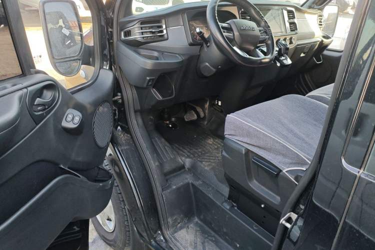 Used JMC Fushun 2023 2.0T Automatic Short-Wheelbase Mid-to-High Roof Commercial & Multi-Purpose Passenger Vehicle 6 Seats