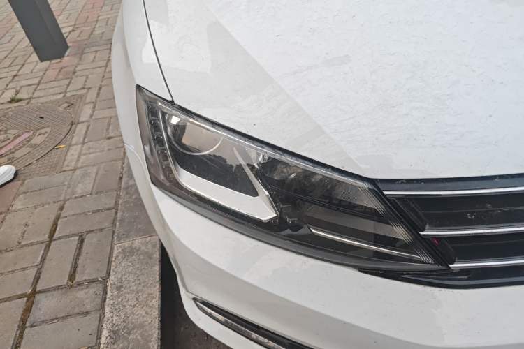 Used Volkswagen Sagitar 2015 230TSI Automatic Comfort Version Right Front Headlight