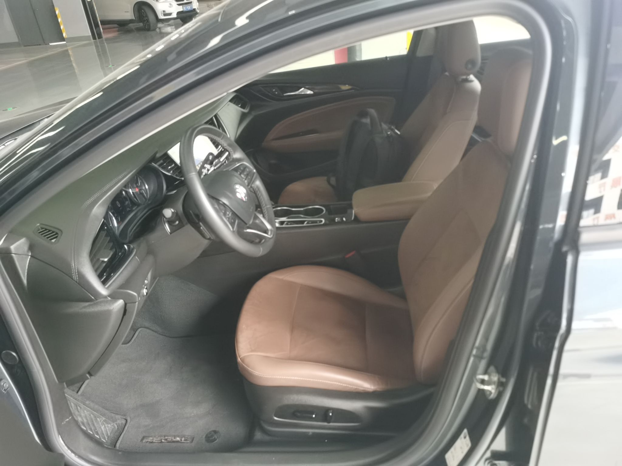 Переднее сиденье в автомобиле