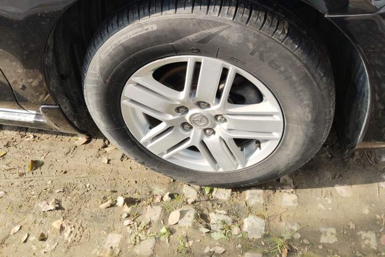 Used Mazda 8 2011 2.3L Deluxe Edition Right Front Wheel Hub