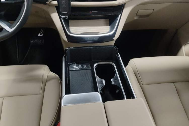 Used Buick GL8 2025 Model Land Cruiser Business Class Comfort DG Edition
