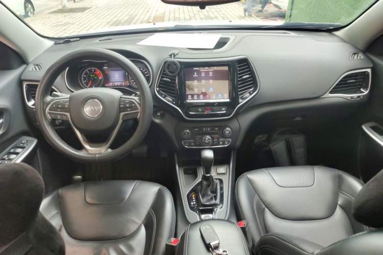 Used Jeep Cherokee 2019 2.0T Two-Wheel Drive Smart Enjoyment Version China VI
