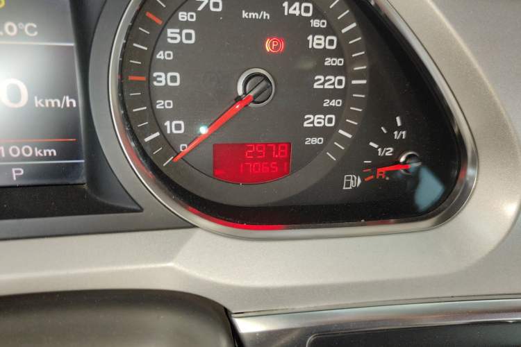 Used Audi A6L 2011 2.0 TFSI Automatic Standard Edition Odometer Close Up