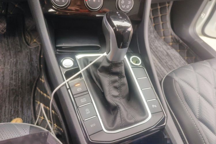 Used Volkswagen Sagitar 2023 300TSI DSG Excellence Edition Gear Lever