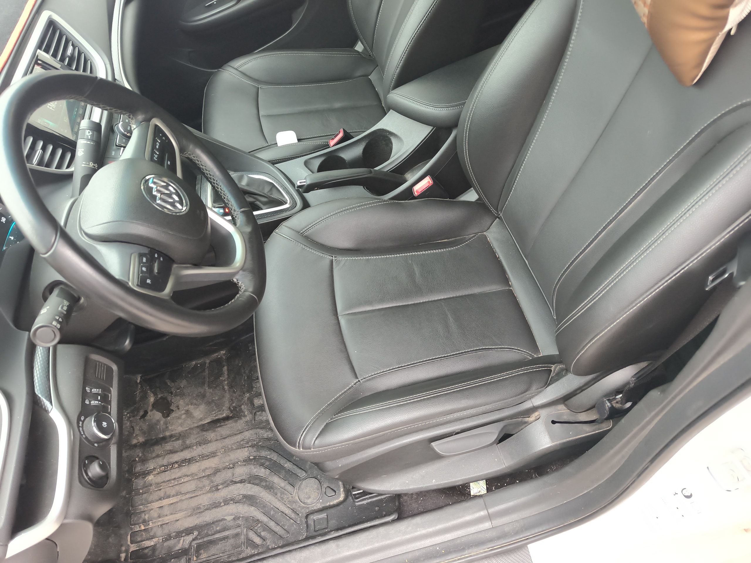 Переднее сиденье в автомобиле