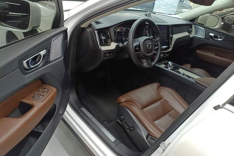 Used Volvo XC60 New Energy 2019 T8 E-Drive Hybrid Prestige Luxury Version China V Standard
