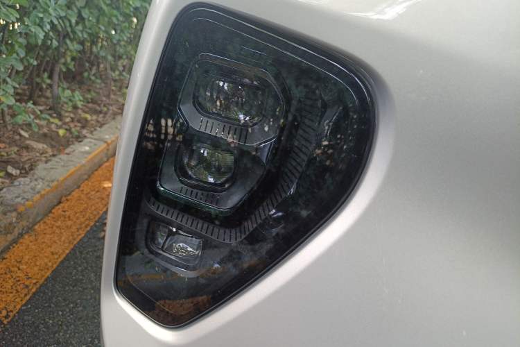 Used Nio ES8 2024 75 kWh Right Front Headlight