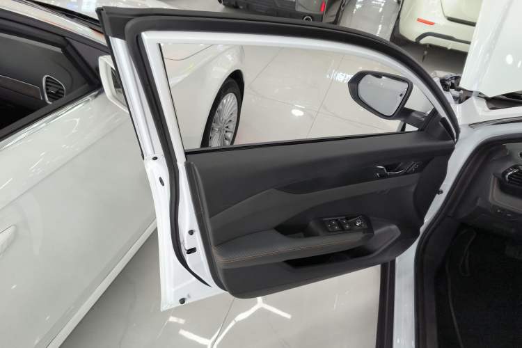 Used Dongfeng Aeolus Yixuan 2025 1.5L Automatic Luxury Version