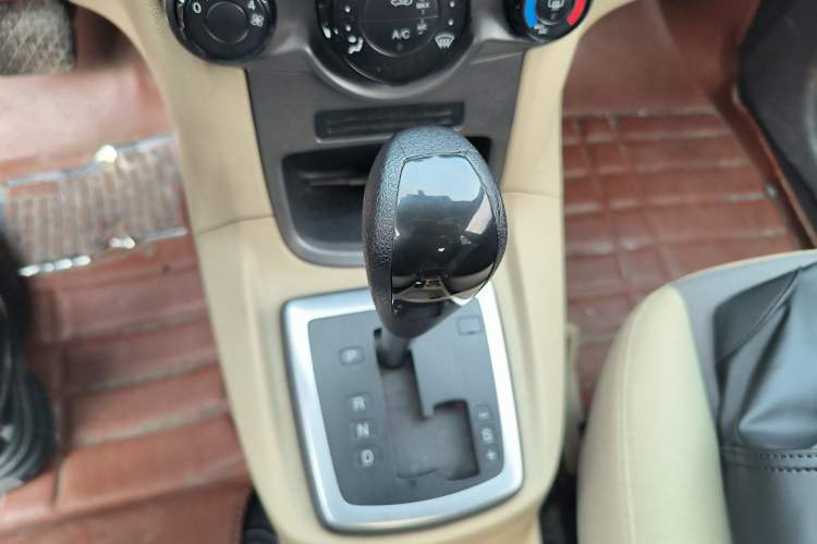 Used Ford Fiesta 2011 Sedan 1.5L Automatic Fashion Edition Gear Lever