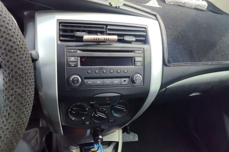Used Nissan Livina 2015 1.6XE Manual Comfort Edition Audio And AC Panel