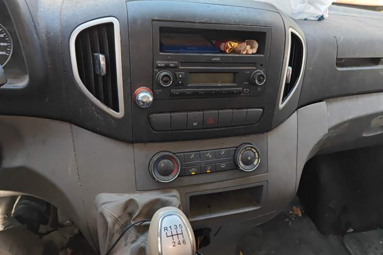 Used JAC Group Sunray 2017 2.0T Short-Wheelbase Mid-Roof Xingkuaiyun Multi-Purpose Commercial Vehicle
