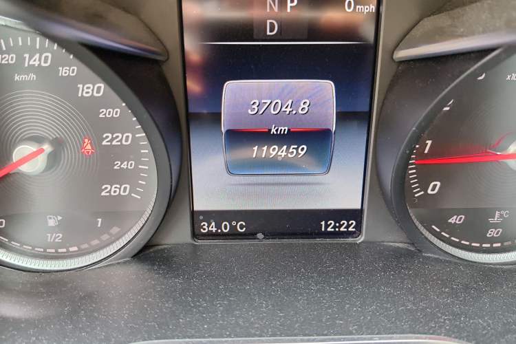 Used Mercedes-Benz C-Class 2017 Facelift C 200 L Sport Edition Odometer Close Up