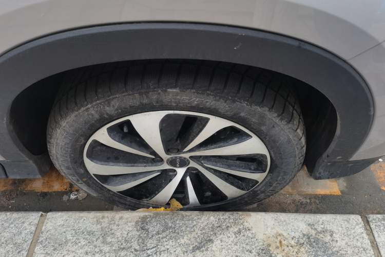 Used BYD Song PLUS New Energy 2023 Champion Edition DM-i 110KM Flagship PLUS Right Front Wheel Hub