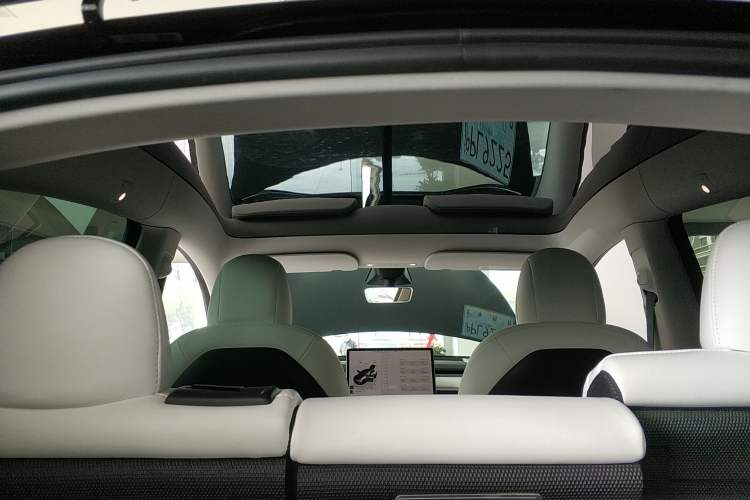 Used Tesla Model Y 2022 Long-Range All-Wheel-Drive Version
