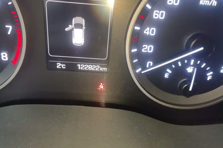 Used Hyundai Tucson 2015 1.6T Dual-Clutch Two-Wheel-Drive Smart Model Odometer Close Up