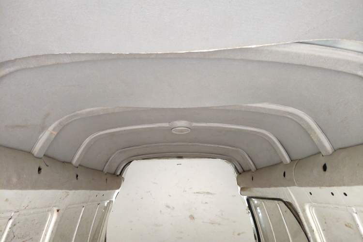 Used Foton Scenic 2014 2.5T Express Standard Long-Wheelbase High-Roof Version with 4J25TC Powertrain