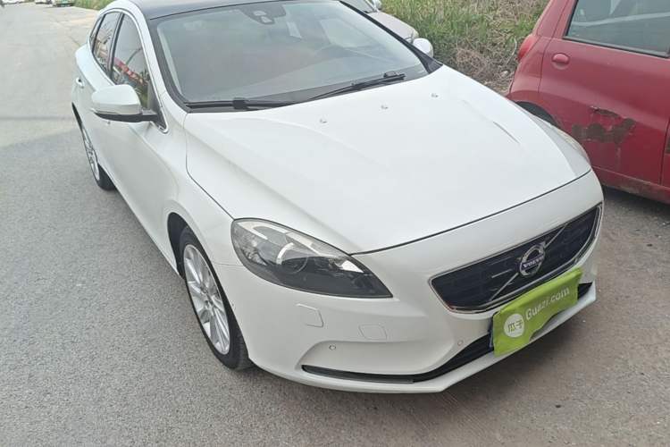 Used Volvo V40 2016 T4 Smart Luxury Edition Front Right 45 Deg