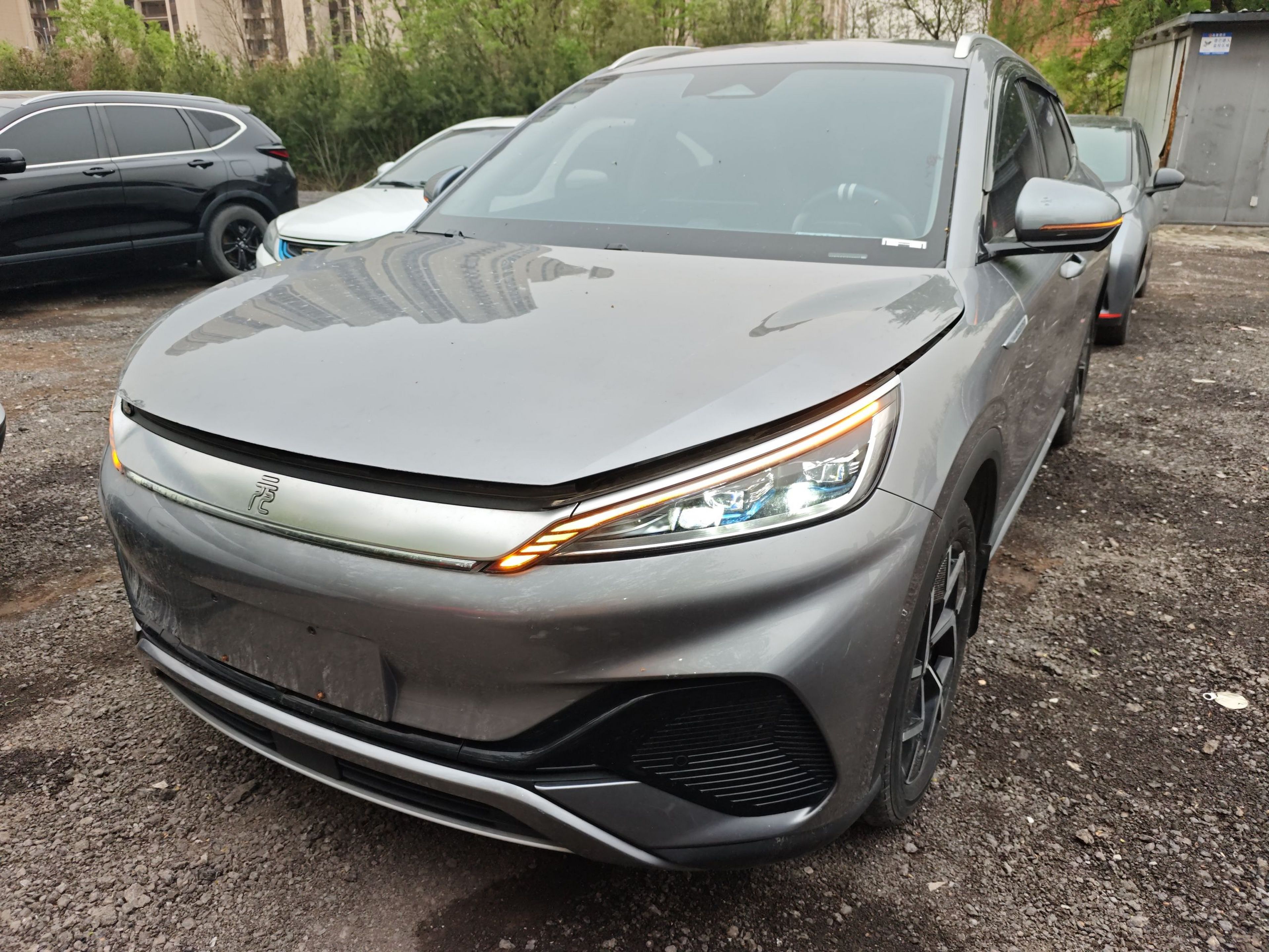 Под передней частью автомобиля