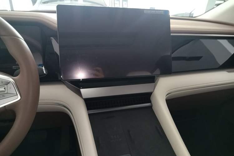 Used BYD Xia 2025 DM-i 1.5T 180km Beyond Edition Audio And AC Panel