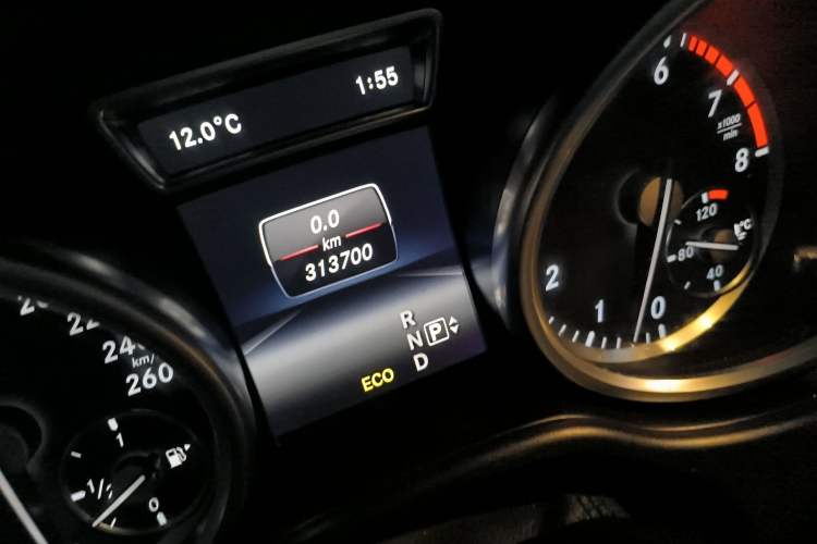 Used Mercedes-Benz M-Class 2015 ML 400 4MATIC Dynamic Model Odometer Close Up