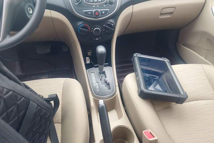 Used Hyundai Verna (older generation) 2014 1.4L Automatic Smart GLS Gear Lever