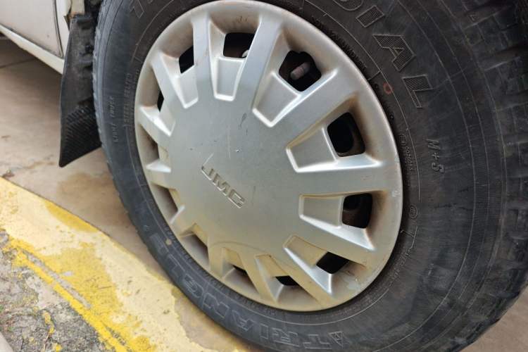 Used JMC Transit 2017 2.8T Commercial Version Short Wheelbase Mid-Roof 6/7/8-Seater JX493 Right Front Wheel Hub