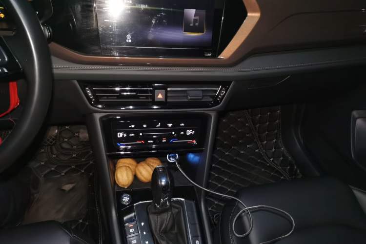 Used Volkswagen Tharu 2022 280TSI Two-Wheel Drive Comfort Edition Audio And AC Panel