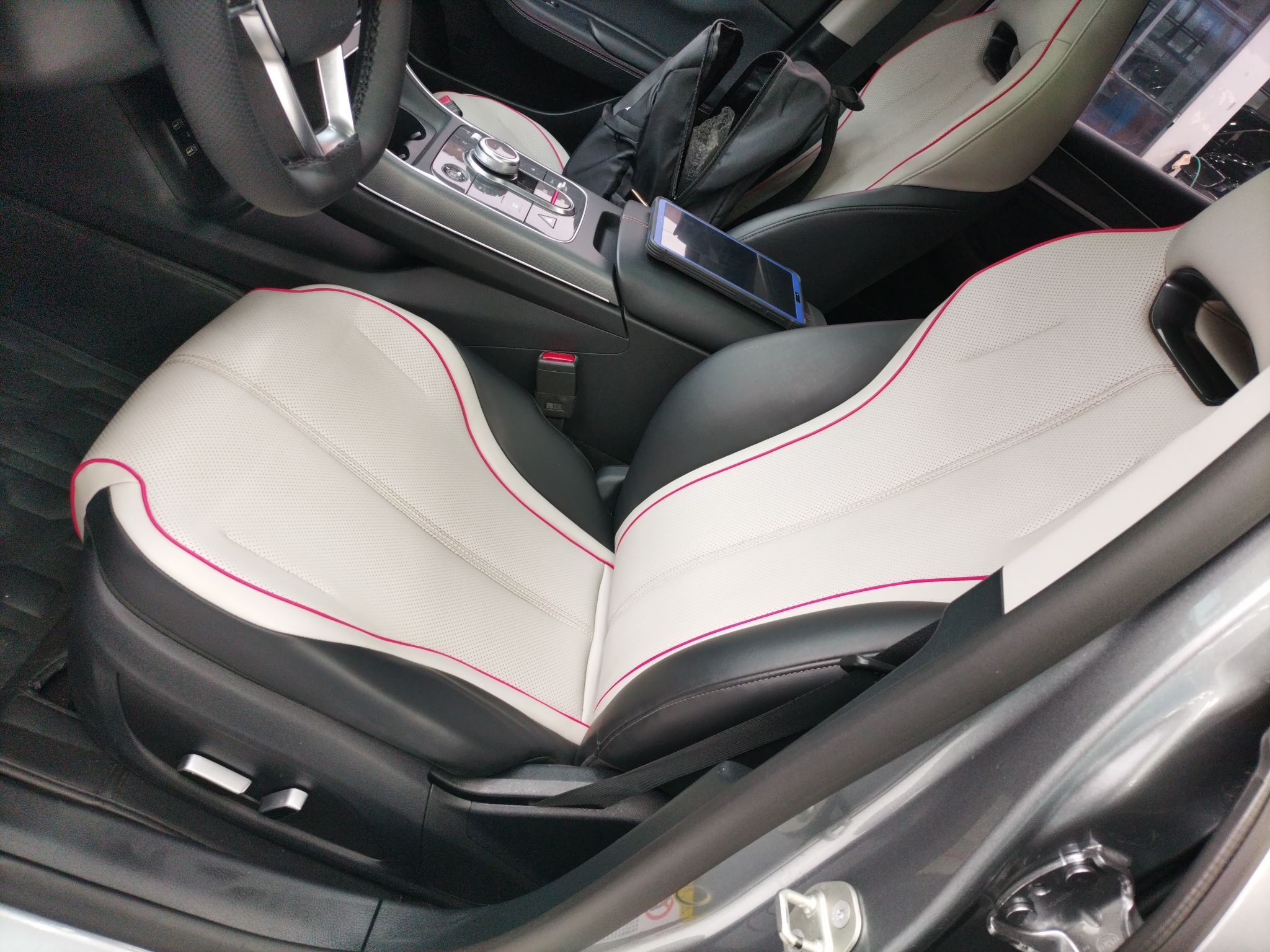 المقاعد الأمامية داخل السيارة