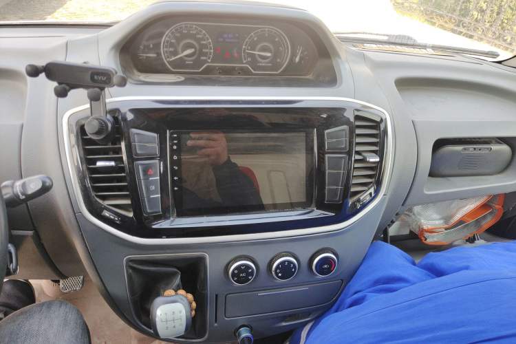 Used SAIC MAXUS Xintu V80 2020 2.5T Manual Classic City Delivery King Long Wheelbase Mid-Height 2/3 Seats