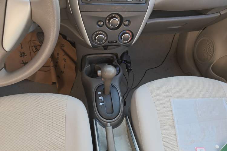 Used Nissan Sunny 2015 1.5XE CVT Comfort Edition Gear Lever