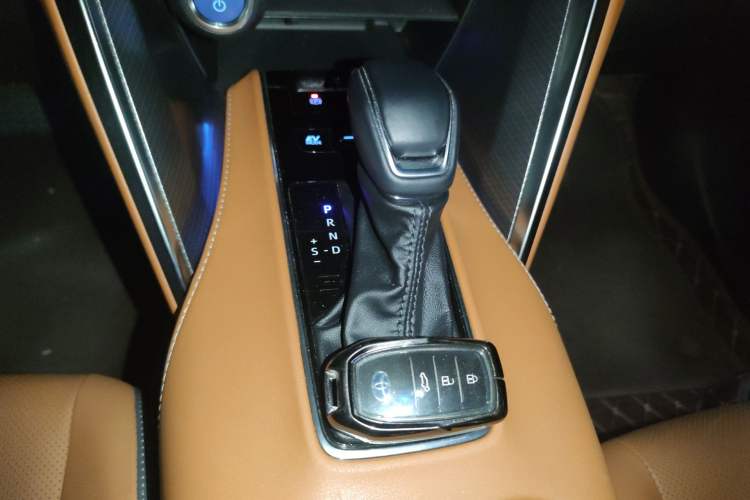 Used Toyota Venza 2022 Dual-Engine 2.5L CVT Two-Wheel Drive Prestige Edition Gear Lever