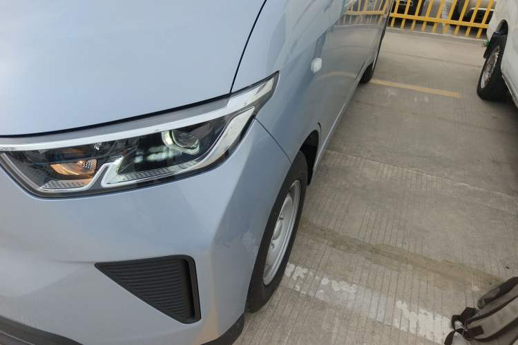 Used Wuling Yangguang 2024 300KM Comfort Version Passenger Van 75kW Left Front Headlight