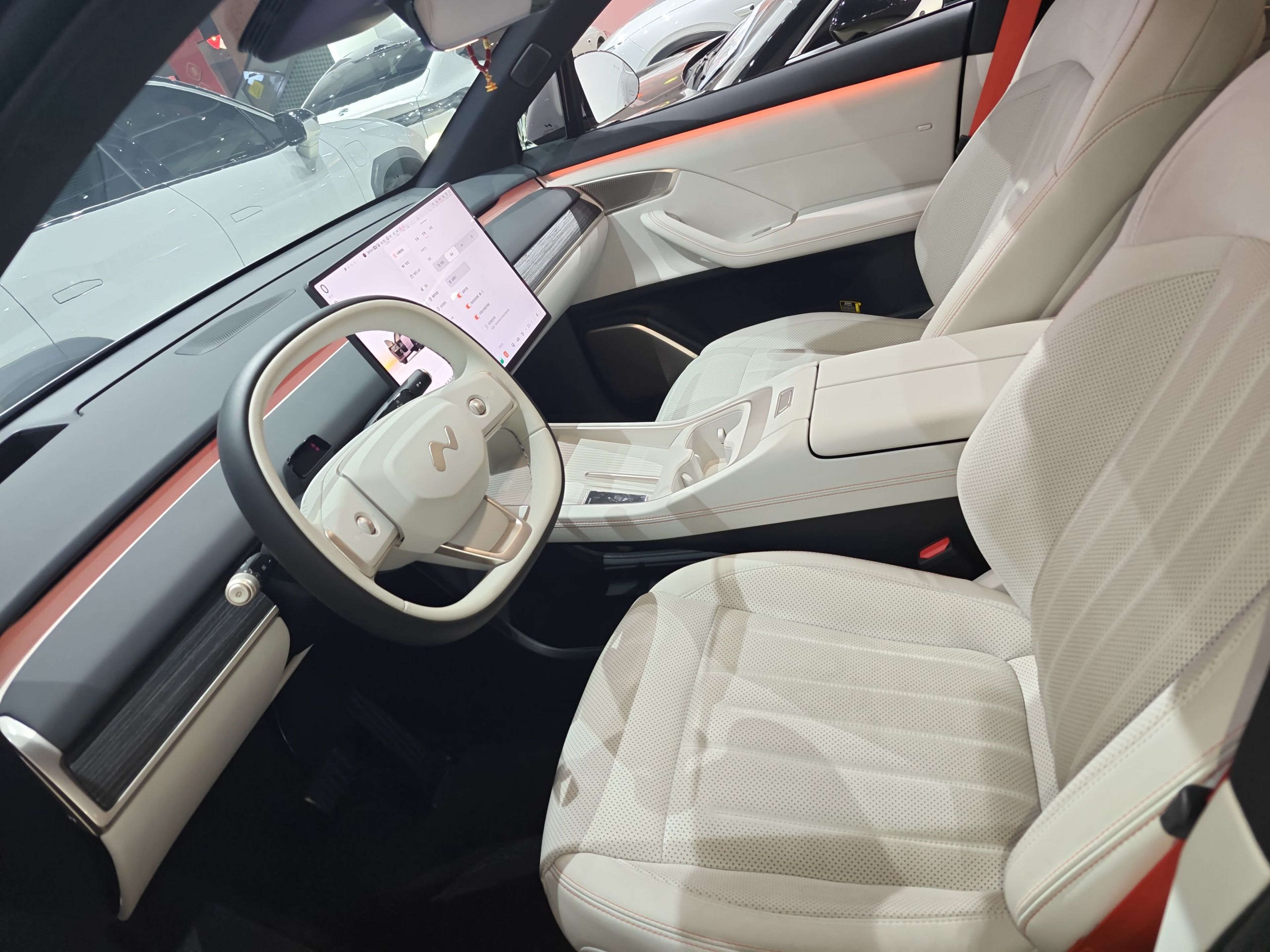 المقاعد الأمامية داخل السيارة