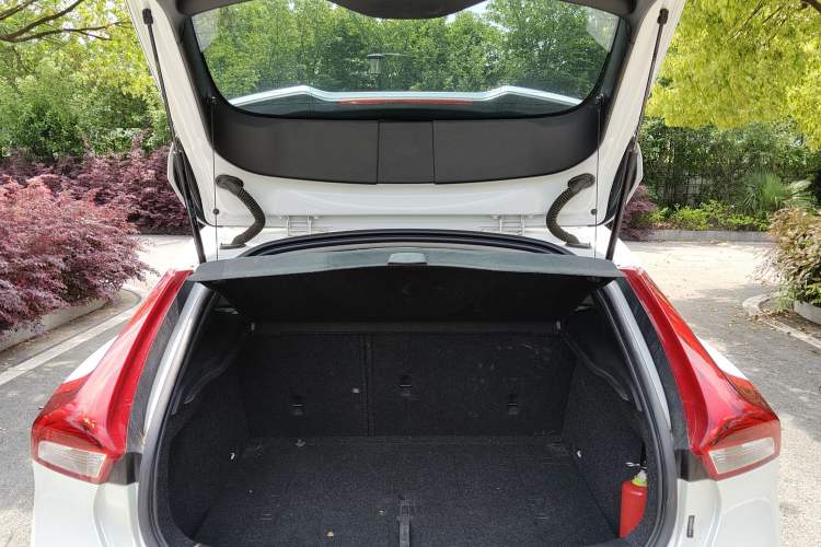 Used Volvo V40 2018 T3 Zhiyi Edition Trunk