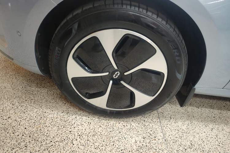 Used Hima AITO M5 2022 Pure Electric Rear-Drive Standard Edition Left Front Wheel Hub